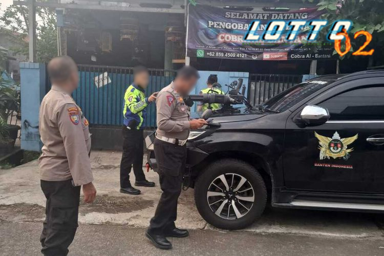 PAJERO DENGAN AKSESORIS SENAPAN